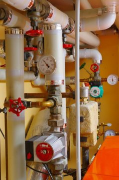 Detekce plynu v kotelně a v provozu: jak sestavit systém z detektorů, ústředny, ventilu a sirény